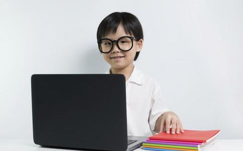 青少年小心视力下降 教你方法护眼