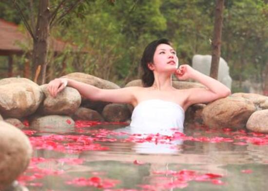 来月经泡温泉会有什么影响  第1张