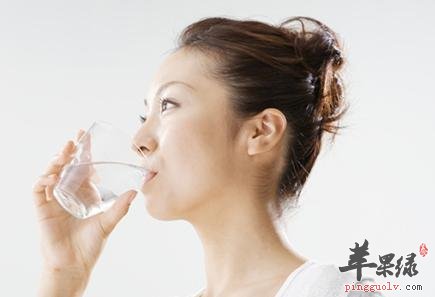 干燥秋季要多喝水 教你喝水的方法  第1张