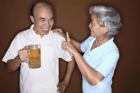 老人长期酗酒的危害非常多