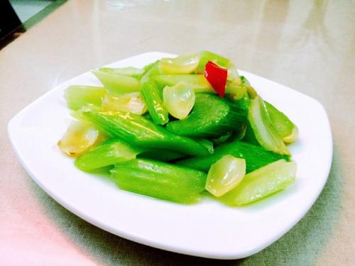 哺乳期吃西芹的禁忌_注意事项