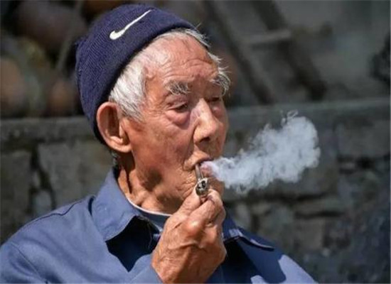 老人男性戒烟的好处 有益健康延长寿命  第1张