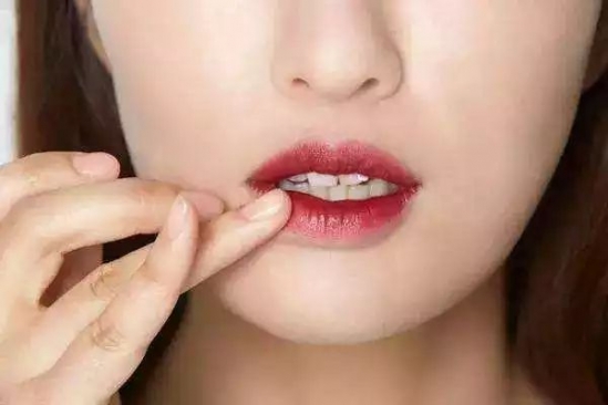 天气干燥唇部开裂 女性如何保养