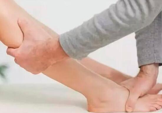 孕妇腿抽筋了怎么办_孕妇腿抽筋吃什么好
