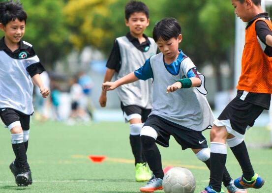 小孩几岁开始踢足球合适  第4张