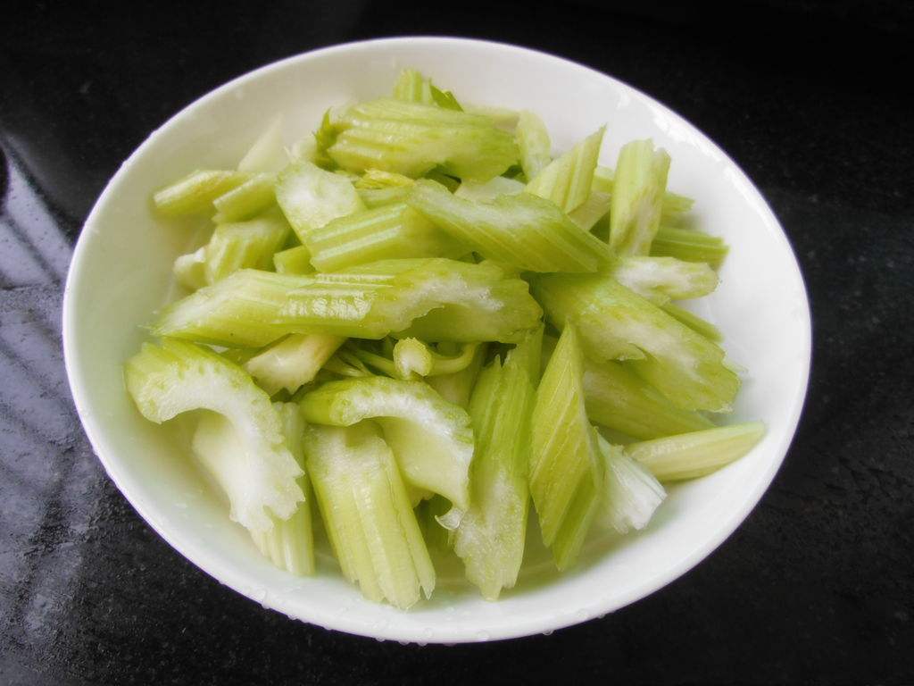 哺乳期吃西芹的好处_益处