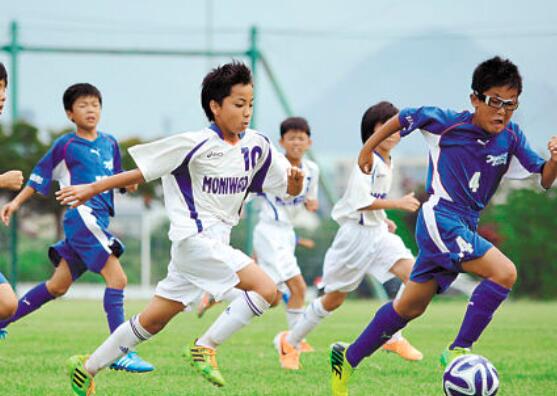 小孩几岁开始踢足球合适  第2张