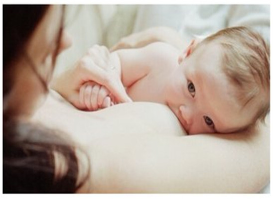 母乳喂养的正确姿势 搂抱式交叉摇篮