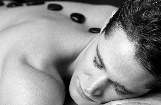 夏季男性全裸睡眠的注意事项