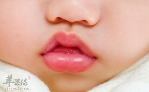 宝宝嘴唇干裂如何护理