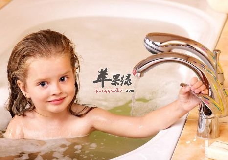 秋季洗澡的注意事项 不要过分清洁  第2张